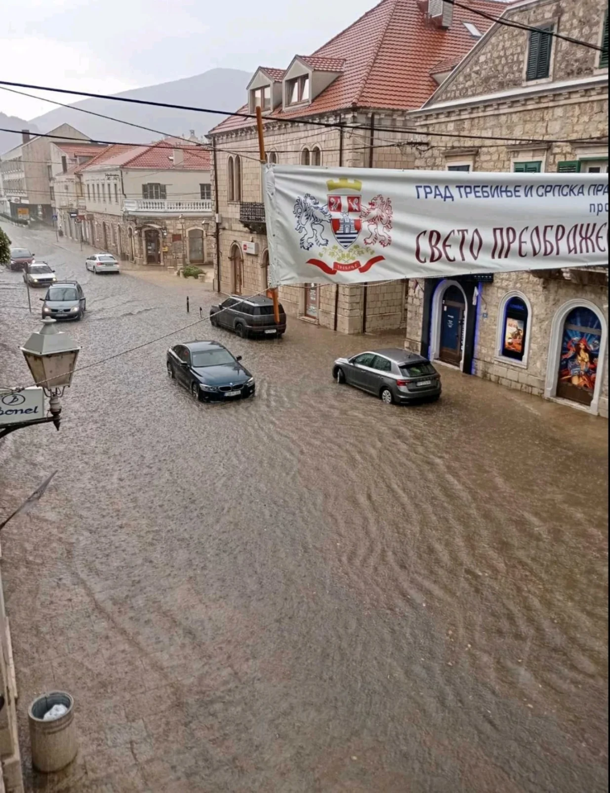 Poplavljena glavna gradska ulica/Nebojša Vukanović/
