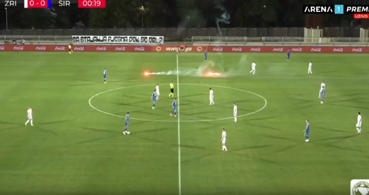 Baklje na terenu/Foto: 