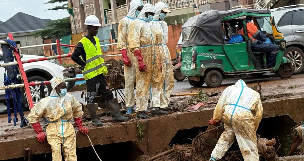 Emergency workers search for bodies while clearing debris following a deadly flood due to heavy rains, in Conakry, Guinea August 2, 2025. REUTERS/Souleymane Camara  TPX IMAGES OF THE DAY/Souleymane Camara