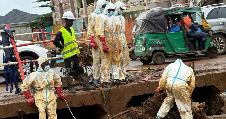 Emergency workers search for bodies while clearing debris following a deadly flood due to heavy rains, in Conakry, Guinea August 2, 2025. REUTERS/Souleymane Camara  TPX IMAGES OF THE DAY/Souleymane Camara