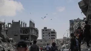 Palestinians look at aid packages that are airdropped over Gaza, in Gaza City, August 8, 2025. REUTERS/Mahmoud Issa/Mahmoud Issa