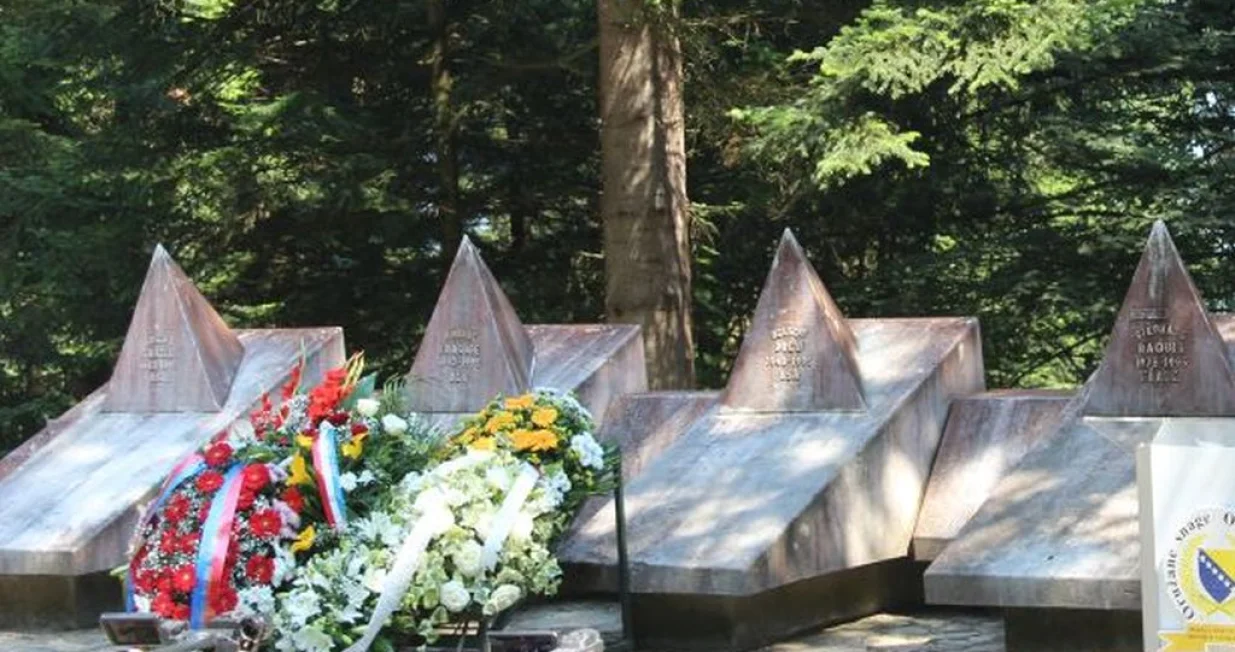 U saobraćajnoj nesreći na Igmanu poginuli su izaslanik SAD-a za bivšu Jugoslaviju Robert Freiser i dvojica njegovih saputnika Joseph Kruzel i Samuel Nelson Drew, te francuski vojnik Stephan Reault./