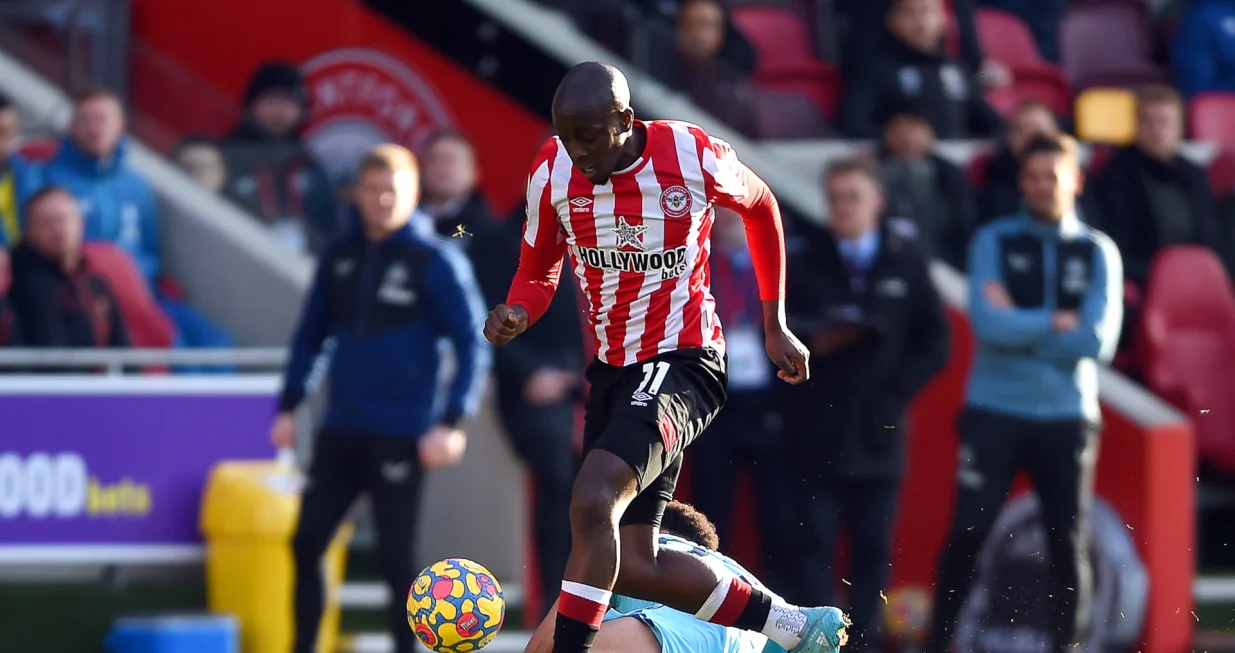 epa09787071 Brentford's Yoane Wissa (up) in action against Newcastle's Jacob Murphy (bottom) during the English Premier League soccer match between Brentford FC and Newcastle United in London, Britain, 26 February 2022. EPA/Daniel Hambury EDITORIAL USE ONLY. No use with unauthorized audio, video, data, fixture lists, club/league logos or 'live' services. Online in-match use limited to 120 images, no video emulation. No use in betting, games or single club/league/player publications/Foto: Daniel Hambury