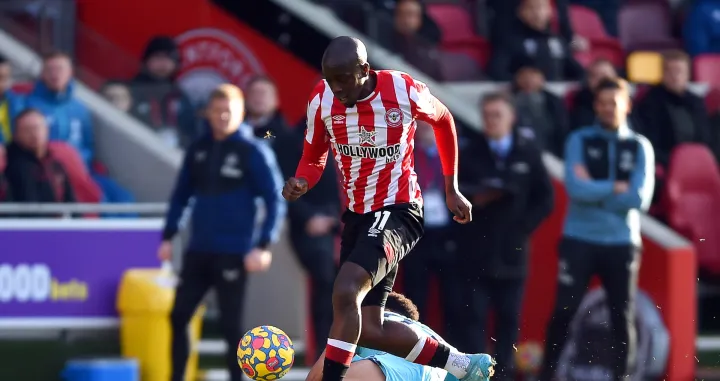 epa09787071 Brentford's Yoane Wissa (up) in action against Newcastle's Jacob Murphy (bottom) during the English Premier League soccer match between Brentford FC and Newcastle United in London, Britain, 26 February 2022. EPA/Daniel Hambury EDITORIAL USE ONLY. No use with unauthorized audio, video, data, fixture lists, club/league logos or 'live' services. Online in-match use limited to 120 images, no video emulation. No use in betting, games or single club/league/player publications/Foto: Daniel Hambury