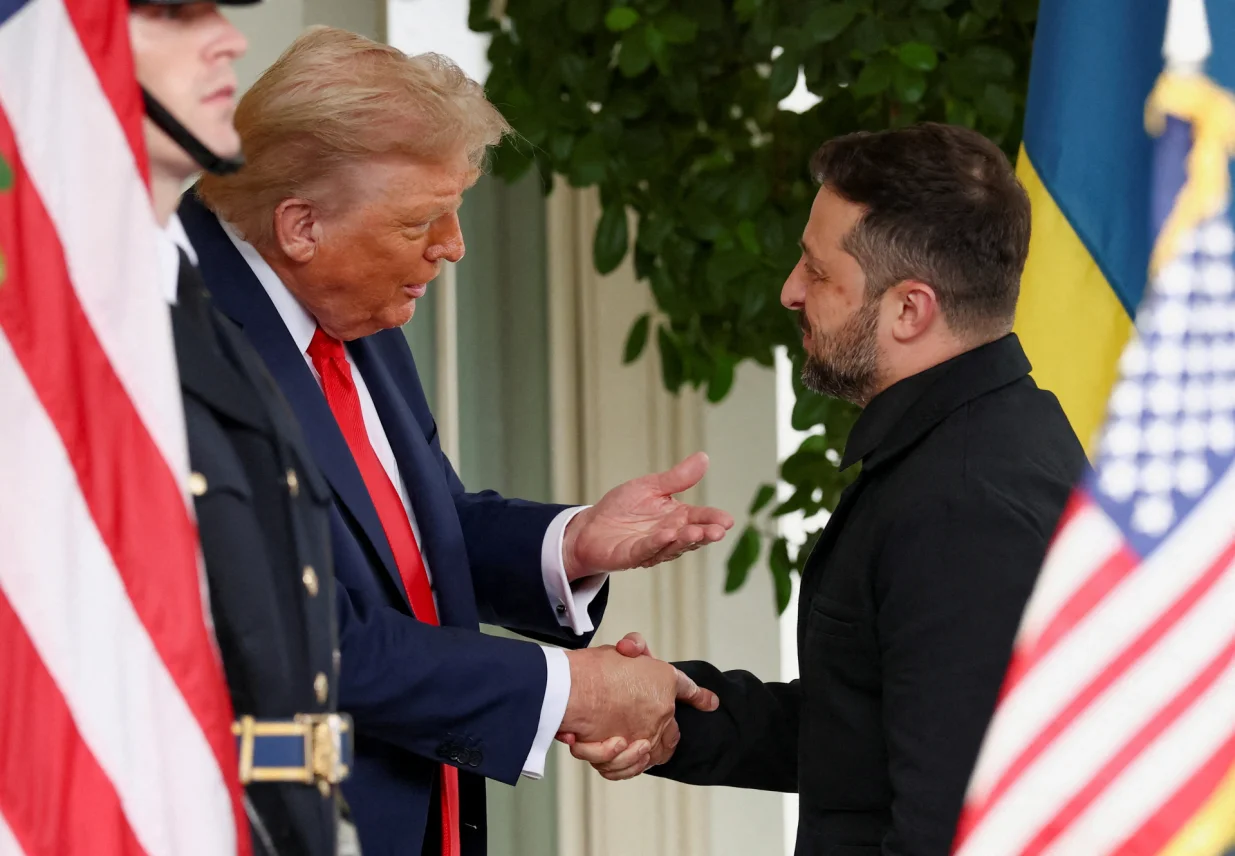U.S. President Donald Trump shakes hands with Ukrainian President Volodymyr Zelenskiy at the White House, amid negotiations to end the Russian war in Ukraine, in Washington, D.C., U.S., August 18, 2025. REUTERS/Kevin Lamarque  TPX IMAGES OF THE DAY/Kevin Lamarque