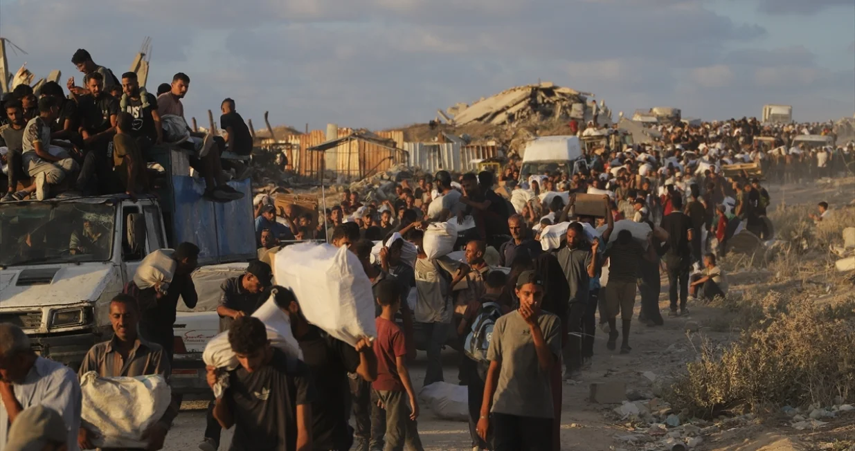 Palestinci hrle na granični prelaz Zikim kako bi dobili ograničenu pomoć u hrani dok se kriza gladi pogoršava zbog tekuće izraelske blokade u sjevernoj Gazi/Khalil Ramzi Alkahlut