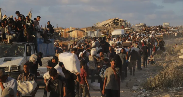 Palestinci hrle na granični prelaz Zikim kako bi dobili ograničenu pomoć u hrani dok se kriza gladi pogoršava zbog tekuće izraelske blokade u sjevernoj Gazi/Khalil Ramzi Alkahlut
