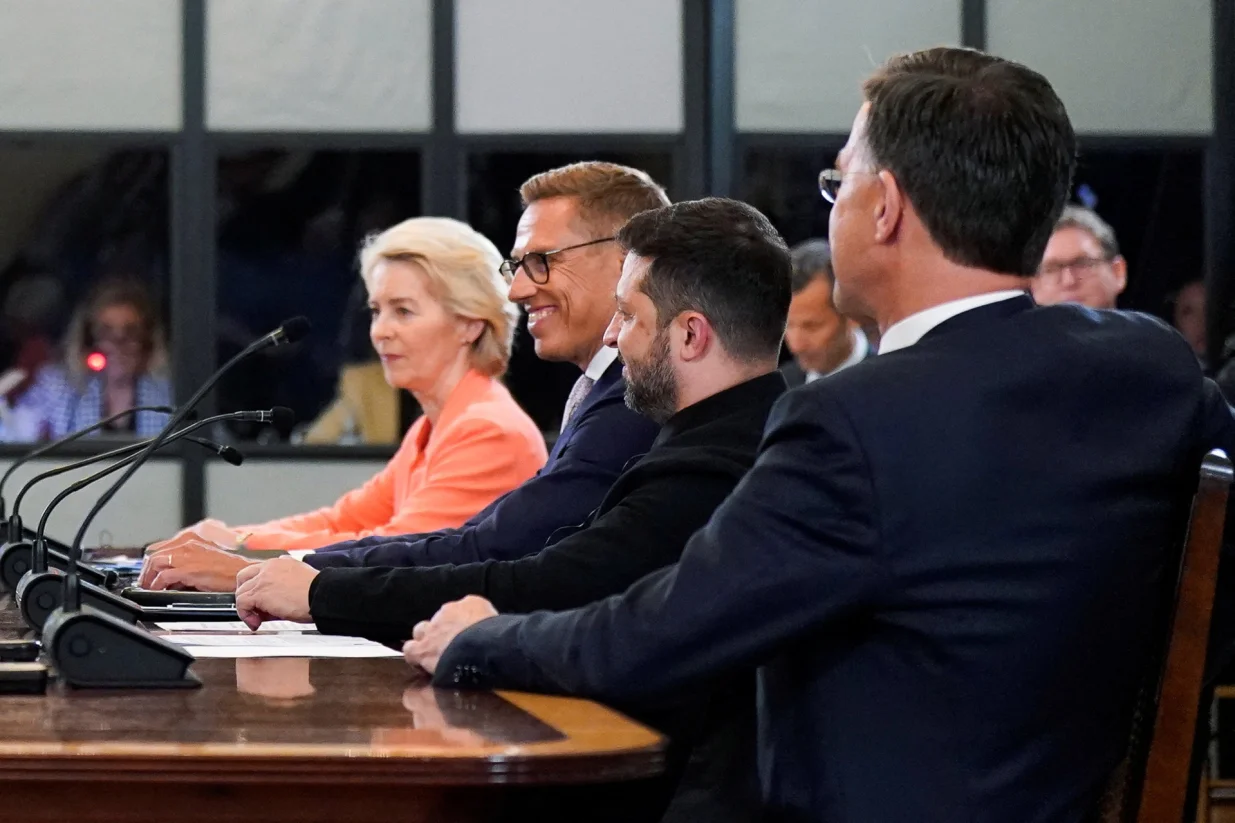 Ukrainian President Volodymyr Zelenskiy, Finland's President Alexander Stubb, NATO Secretary General Mark Rutte and European Commission President Ursula von der Leyen meet U.S. President Donald Trump (not pictured) amid negotiations to end the Russian war in Ukraine, at the White House in Washington, D.C., U.S., August 18, 2025. REUTERS/Alexander Drago/Alexander Drago