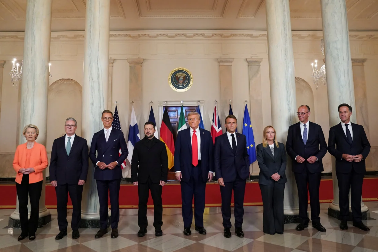 U.S. President Donald Trump, Ukrainian President Volodymyr Zelenskiy, German Chancellor Friedrich Merz, French President Emmanuel Macron, British Prime Minister Keir Starmer, Italian Prime Minister Giorgia Meloni, NATO Secretary General Mark Rutte, European Commission President Ursula von der Leyen, and Finland's President Alexander Stubb, pose for a family photo amid negotiations to end the Russian war in Ukraine, at the White House in Washington, D.C., U.S., August 18, 2025. REUTERS/Alexander Drago/Alexander Drago