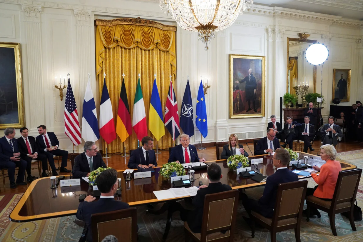 U.S. President Donald Trump meets Ukrainian President Volodymyr Zelenskiy, German Chancellor Friedrich Merz, French President Emmanuel Macron, British Prime Minister Keir Starmer, Italian Prime Minister Giorgia Meloni, Finland's President Alexander Stubb, NATO Secretary General Mark Rutte and European Commission President Ursula von der Leyen amid negotiations to end the Russian war in Ukraine, at the White House in Washington, D.C., U.S., August 18, 2025. REUTERS/Alexander Drago/Alexander Drago