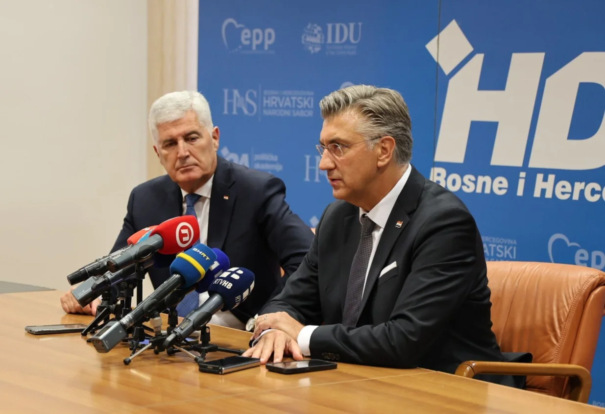 MOSTAR, 18. kolovoza (FENA) – Sa sjednice Predsjedništava Hrvatske demokratske zajednice Bosne i Hercegovine i Hrvatske demokratske zajednice Republike Hrvatske, koja je održana danas u Mostaru, lideri dviju sestrinskih stranaka poručili kako je ključno osigurati funkcionalnosti institucija Bosne i Hercegovine, te izbjeći svaki oblik destabilizacije države. (Foto FENA/Branka Soldo)/Branka Soldo