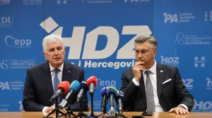 MOSTAR, 18. kolovoza (FENA) – Sa sjednice Predsjedništava Hrvatske demokratske zajednice Bosne i Hercegovine i Hrvatske demokratske zajednice Republike Hrvatske, koja je održana danas u Mostaru, lideri dviju sestrinskih stranaka poručili kako je ključno osigurati funkcionalnosti institucija Bosne i Hercegovine, te izbjeći svaki oblik destabilizacije države. (Foto FENA/Branka Soldo)/Branka Soldo