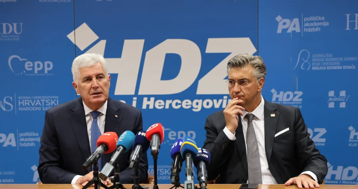 MOSTAR, 18. kolovoza (FENA) – Sa sjednice Predsjedništava Hrvatske demokratske zajednice Bosne i Hercegovine i Hrvatske demokratske zajednice Republike Hrvatske, koja je održana danas u Mostaru, lideri dviju sestrinskih stranaka poručili kako je ključno osigurati funkcionalnosti institucija Bosne i Hercegovine, te izbjeći svaki oblik destabilizacije države. (Foto FENA/Branka Soldo)/Branka Soldo