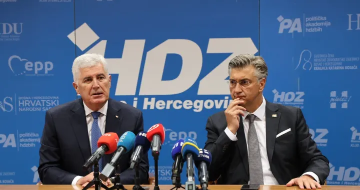 MOSTAR, 18. kolovoza (FENA) – Sa sjednice Predsjedništava Hrvatske demokratske zajednice Bosne i Hercegovine i Hrvatske demokratske zajednice Republike Hrvatske, koja je održana danas u Mostaru, lideri dviju sestrinskih stranaka poručili kako je ključno osigurati funkcionalnosti institucija Bosne i Hercegovine, te izbjeći svaki oblik destabilizacije države. (Foto FENA/Branka Soldo)/Branka Soldo