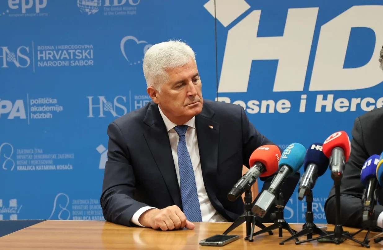 MOSTAR, 18. kolovoza (FENA) – Sa sjednice Predsjedništava Hrvatske demokratske zajednice Bosne i Hercegovine i Hrvatske demokratske zajednice Republike Hrvatske, koja je održana danas u Mostaru, lideri dviju sestrinskih stranaka poručili kako je ključno osigurati funkcionalnosti institucija Bosne i Hercegovine, te izbjeći svaki oblik destabilizacije države. (Foto FENA/Branka Soldo)/Branka Soldo