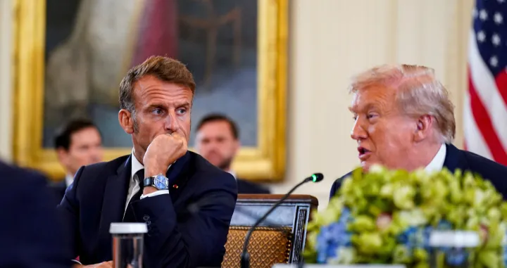 French President Emmanuel Macron speaks to U.S. President Donald Trump during a meeting with Ukrainian President Volodymyr Zelenskiy (not pictured) and European leaders amid negotiations to end the Russian war in Ukraine, at the White House in Washington, D.C., U.S., August 18, 2025. REUTERS/Al Drago/Alexander Drago