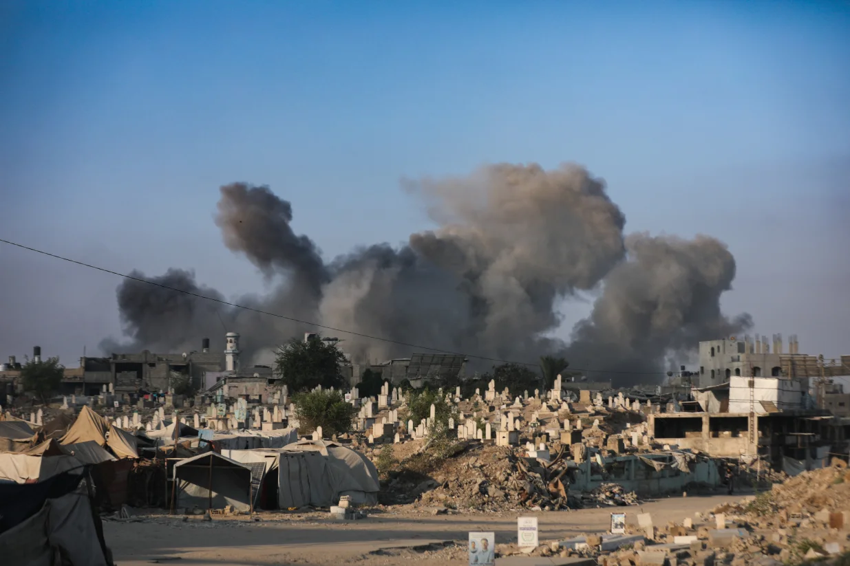 GAZA, PALESTINA - 23. AUGUST 2025.Dim se diže iznad stambenih zgrada nakon izraelskih napada na naselja Ez-Zeytun i Sabra u gradu Gazi. (Hamza Z. H. Qraiqea - Anadolu Agency)/