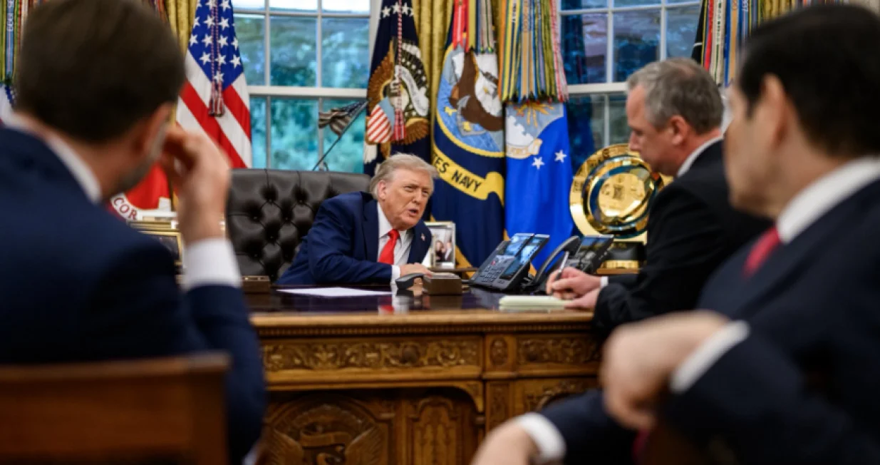 Bijela kuća objavila sliku: Trump upravo telefonom razgovara s Putinom/Screenshot