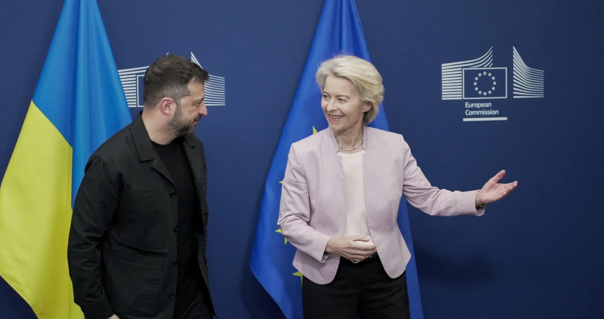 European Commission President Ursula von der Leyen welcomes Ukrainian President Volodymyr Zelenskiy in Brussels, Belgium, where he will participate in a meeting of European leaders, August 17, 2025. REUTERS/Bart Biesemans/Bart Biesemans