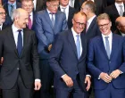 German Chancellor Friedrich Merz, Siemens AG CEO Roland Busch and Deutsche Bank CEO Christian Sewing react as they pose for a group photo with members of the "Made for Germany" initiative at the Chancellery in Berlin, Germany, July 21, 2025. REUTERS/Liesa Johannssen/Liesa Johannssen