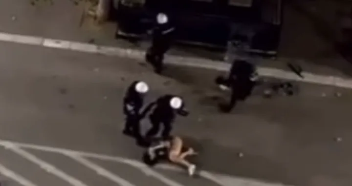 Građani Valjeva odazvali su se pozivu studenata da se i prethodne večeri okupe na protestu pod nazivom "Večeras pucate po šavovima". Valjevska policija bila je brutalna prema demonstrantima i, kako se može vidjeti na snimkama, svirepo je tukla građane/Screenshot