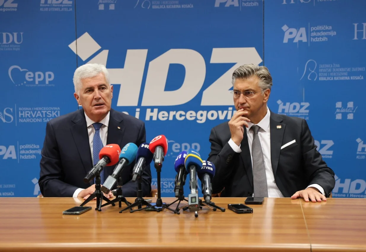 MOSTAR, 18. kolovoza (FENA) – Sa sjednice Predsjedništava Hrvatske demokratske zajednice Bosne i Hercegovine i Hrvatske demokratske zajednice Republike Hrvatske, koja je održana danas u Mostaru, lideri dviju sestrinskih stranaka poručili kako je ključno osigurati funkcionalnosti institucija Bosne i Hercegovine, te izbjeći svaki oblik destabilizacije države. (Foto FENA/Branka Soldo)/Branka Soldo