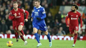 epa10383062 Jamie Vardy (C) of Leicester in action during the English Premier League soccer match between Liverpool FC and Leicester City in Liverpool, Britain, 30 December 2022. EPA/Adam Vaughan EDITORIAL USE ONLY. No use with unauthorized audio, video, data, fixture lists, club/league logos or 'live' services. Online in-match use limited to 120 images, no video emulation. No use in betting, games or single club/league/player publications/Foto: Adam Vaughan