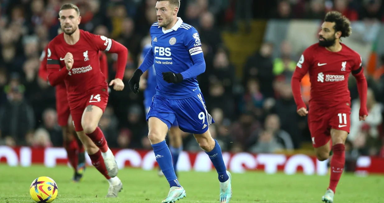 epa10383062 Jamie Vardy (C) of Leicester in action during the English Premier League soccer match between Liverpool FC and Leicester City in Liverpool, Britain, 30 December 2022. EPA/Adam Vaughan EDITORIAL USE ONLY. No use with unauthorized audio, video, data, fixture lists, club/league logos or 'live' services. Online in-match use limited to 120 images, no video emulation. No use in betting, games or single club/league/player publications/Foto: Adam Vaughan