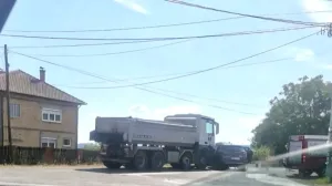 Nesreća kod Ugljevika, na lokalnom putu u mjestu Zabrđe; sudarili se kamion i putnički automobil//