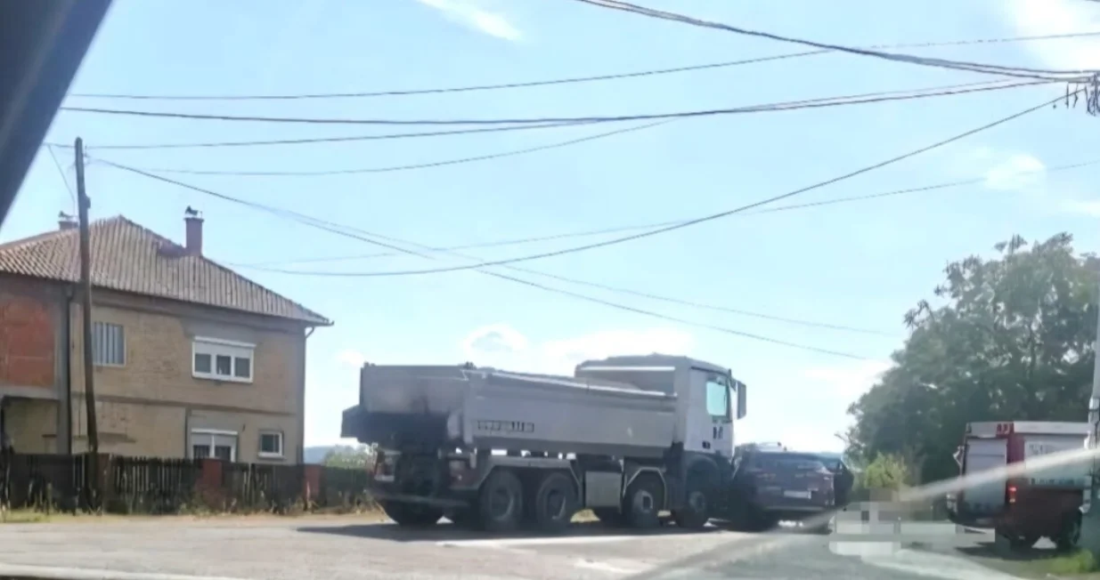 Nesreća kod Ugljevika, na lokalnom putu u mjestu Zabrđe; sudarili se kamion i putnički automobil//