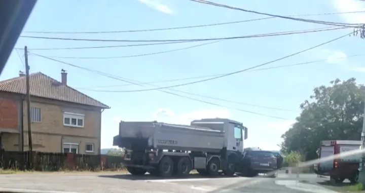 Nesreća kod Ugljevika, na lokalnom putu u mjestu Zabrđe; sudarili se kamion i putnički automobil//