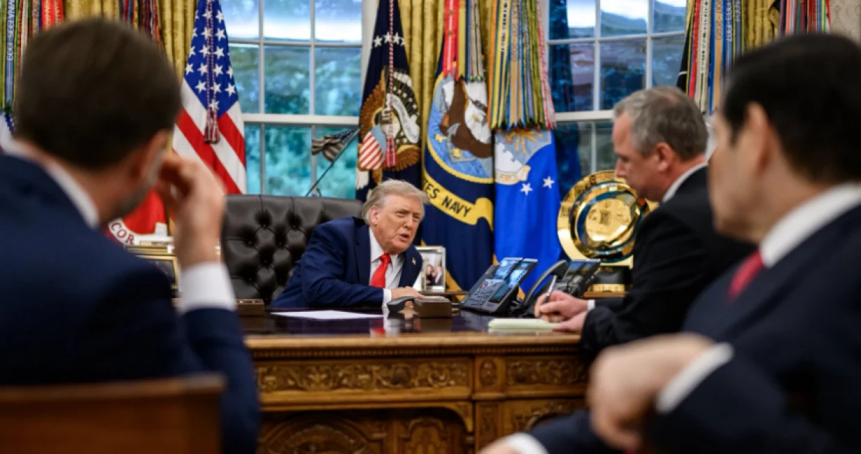 Bijela kuća objavila sliku: Trump upravo telefonom razgovara s Putinom/Screenshot