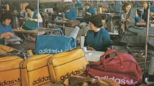 Split cca 1980. Tvrtka Jugoplastika zapošljava 13.000 ljudi koji proizvode plastične dijelove za francuski Citroen i Renault, talijanski Fiat, rusku Ladu i za njemački Volkswagen.Za Adidas su godišnje proizvodili četiri i pol milijuna sportskih torbi. Godišnji obrt tvrtke vrtio se oko 350 milijuna dolara./Zoran Žmirić