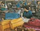 Split cca 1980. Tvrtka Jugoplastika zapošljava 13.000 ljudi koji proizvode plastične dijelove za francuski Citroen i Renault, talijanski Fiat, rusku Ladu i za njemački Volkswagen.Za Adidas su godišnje proizvodili četiri i pol milijuna sportskih torbi. Godišnji obrt tvrtke vrtio se oko 350 milijuna dolara./Zoran Žmirić