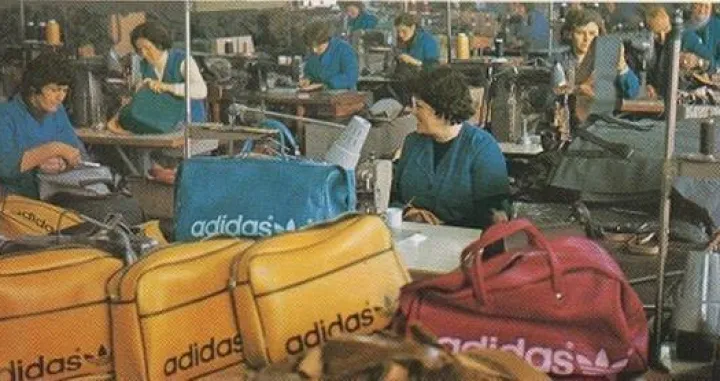 Split cca 1980. Tvrtka Jugoplastika zapošljava 13.000 ljudi koji proizvode plastične dijelove za francuski Citroen i Renault, talijanski Fiat, rusku Ladu i za njemački Volkswagen.Za Adidas su godišnje proizvodili četiri i pol milijuna sportskih torbi. Godišnji obrt tvrtke vrtio se oko 350 milijuna dolara./Zoran Žmirić