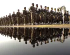 FILE PHOTO: Members of Iran's Revolutionary Guards take part in a military parade to commemorate the 1980-88 Iran-Iraq war in Tehran September 22, 2007. REUTERS/Morteza Nikoubazl/File Photo/Morteza Nikoubazl