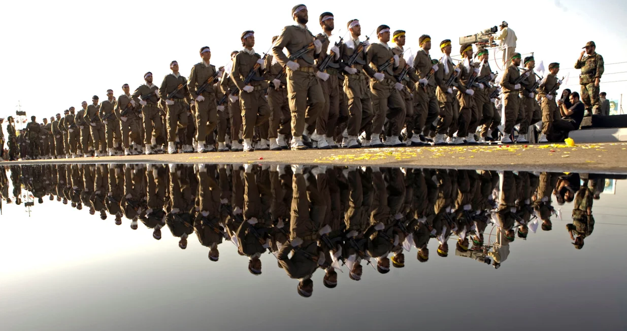 FILE PHOTO: Members of Iran's Revolutionary Guards take part in a military parade to commemorate the 1980-88 Iran-Iraq war in Tehran September 22, 2007. REUTERS/Morteza Nikoubazl/File Photo/Morteza Nikoubazl