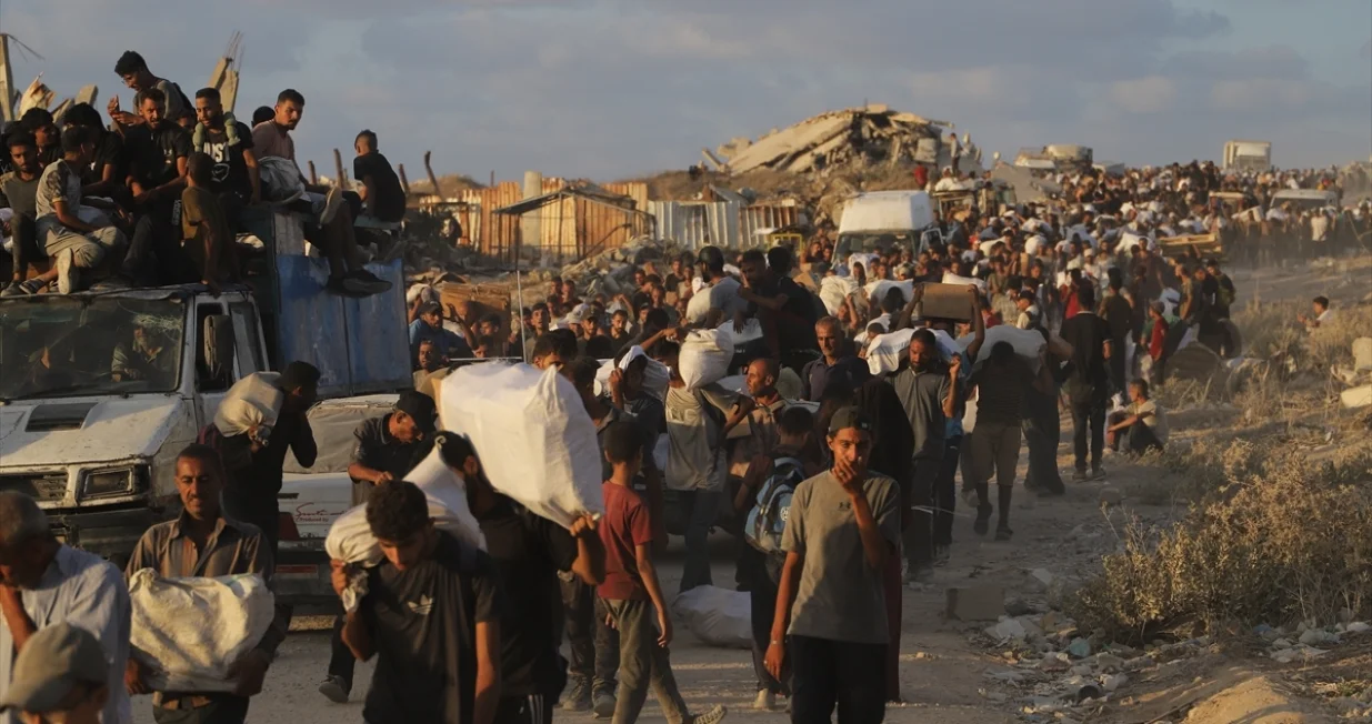 Palestinci hrle na granični prelaz Zikim kako bi dobili ograničenu pomoć u hrani dok se kriza gladi pogoršava zbog tekuće izraelske blokade u sjevernoj Gazi/Khalil Ramzi Alkahlut