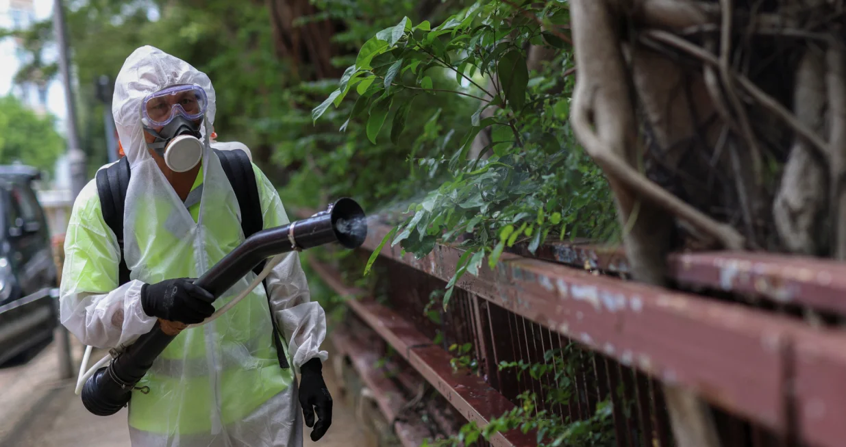 A worker sprays insecticide at a public housing estate following reports of imported cases of Chikungunya in Hong Kong, China, August 7, 2025. REUTERS/Tyrone Siu/Tyrone Siu