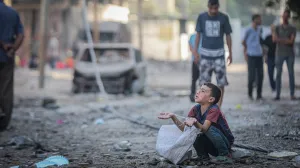 Palestinci stižu kako bi pregledali područje nakon napada koji je izraelska vojska izvela na kuću u vlasništvu porodice Al Masri u centru Gaze, Gaza, 20. augusta 2025. Veliki dio porodične kuće je uništen u napadu, a oštećene su i okolne zgrade/Hamza Z. H. Qraiqea