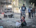 Palestinci stižu kako bi pregledali područje nakon napada koji je izraelska vojska izvela na kuću u vlasništvu porodice Al Masri u centru Gaze, Gaza, 20. augusta 2025. Veliki dio porodične kuće je uništen u napadu, a oštećene su i okolne zgrade/Hamza Z. H. Qraiqea