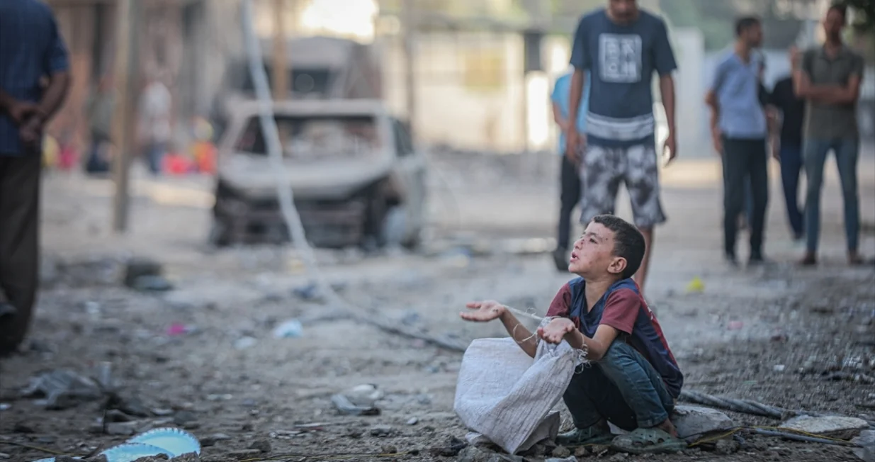 Palestinci stižu kako bi pregledali područje nakon napada koji je izraelska vojska izvela na kuću u vlasništvu porodice Al Masri u centru Gaze, Gaza, 20. augusta 2025. Veliki dio porodične kuće je uništen u napadu, a oštećene su i okolne zgrade/Hamza Z. H. Qraiqea