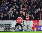 epa10386634 Fans celebrate with Yoane Wissa of Brentford (C) after he scored the 2-0 goal during the English Premier League soccer match between Brentford FC and Liverpool FC in Brentford, Britain, 02 January 2023. EPA/Kieran Galvin EDITORIAL USE ONLY. No use with unauthorized audio, video, data, fixture lists, club/league logos or 'live' services. Online in-match use limited to 120 images, no video emulation. No use in betting, games or single club/league/player publications/Foto: Kieran Galvin