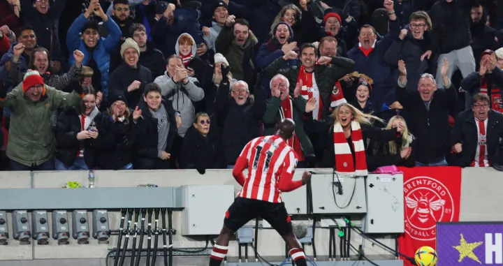 epa10386634 Fans celebrate with Yoane Wissa of Brentford (C) after he scored the 2-0 goal during the English Premier League soccer match between Brentford FC and Liverpool FC in Brentford, Britain, 02 January 2023. EPA/Kieran Galvin EDITORIAL USE ONLY. No use with unauthorized audio, video, data, fixture lists, club/league logos or 'live' services. Online in-match use limited to 120 images, no video emulation. No use in betting, games or single club/league/player publications/Foto: Kieran Galvin