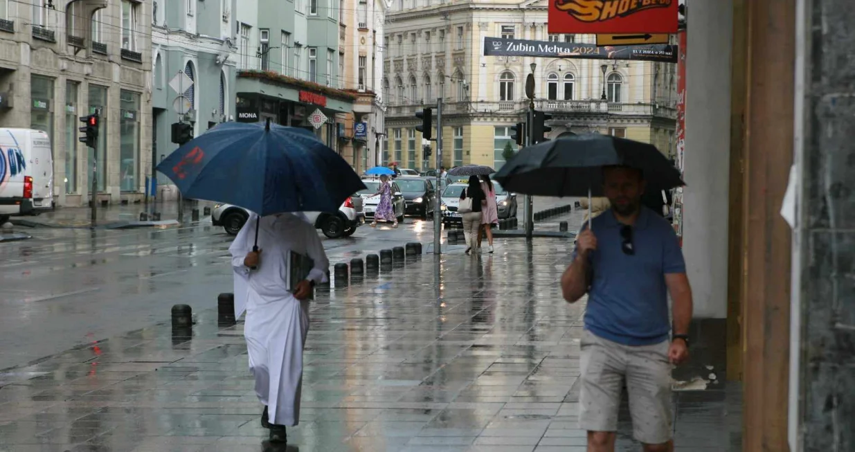 Kiša u Sarajevu, Sarajevo, ljetni pljusak, osvježenje, kišobrani/Damir Deljo/