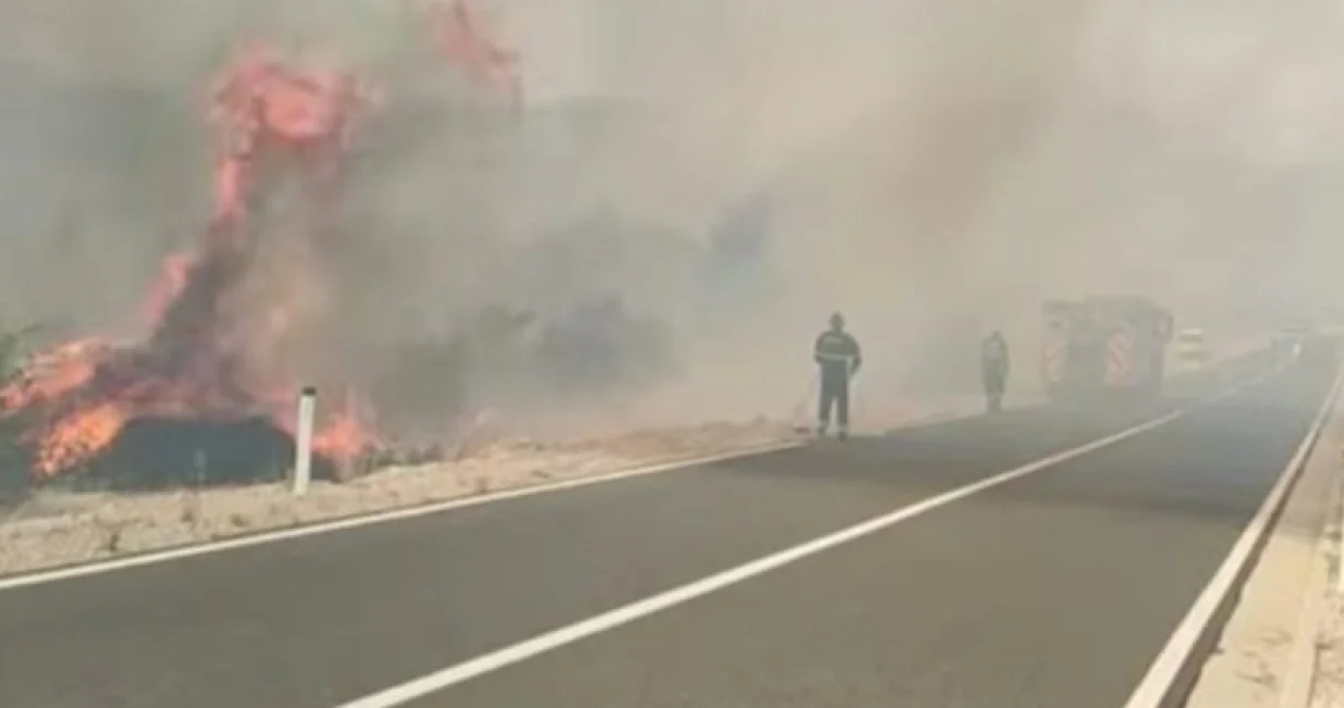 Prijeti opasnost da bi moglo doći do ugroze tridesetak kuća/Neum Online