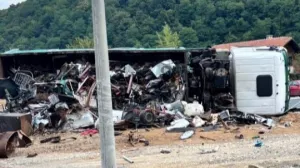 Kamion se prevrnuo na magistralnom putu/Crna Hronika