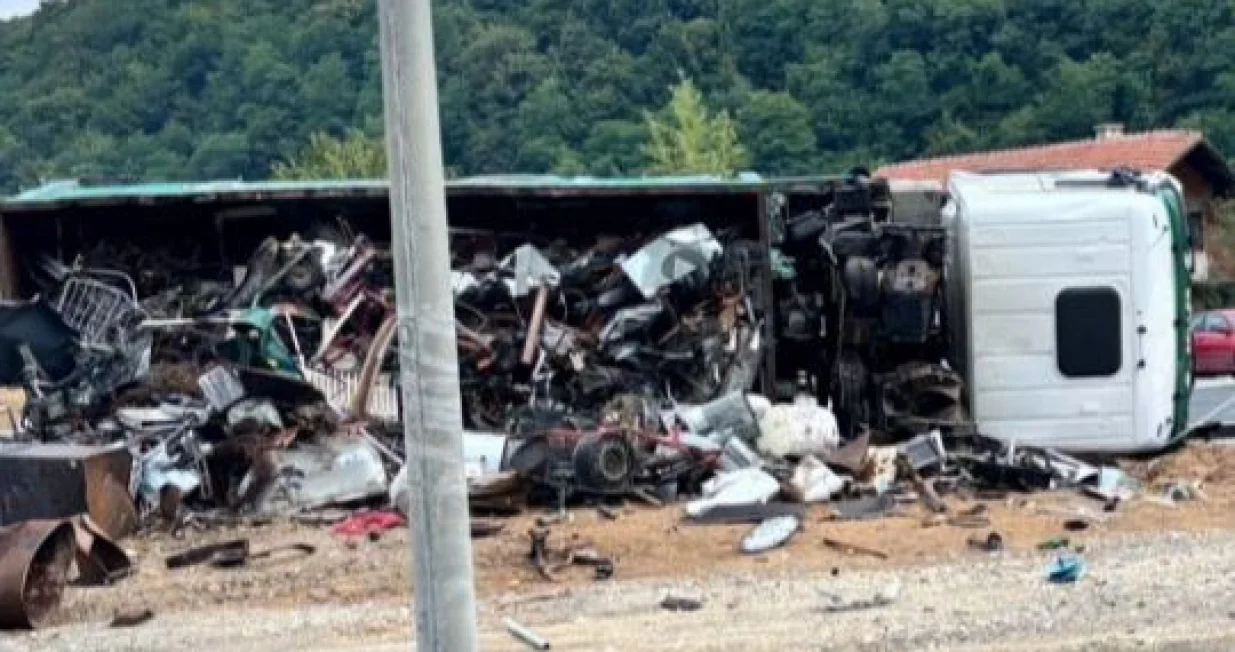 Kamion se prevrnuo na magistralnom putu/Crna Hronika