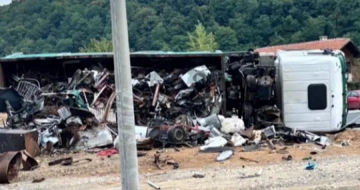 Kamion se prevrnuo na magistralnom putu/Crna Hronika