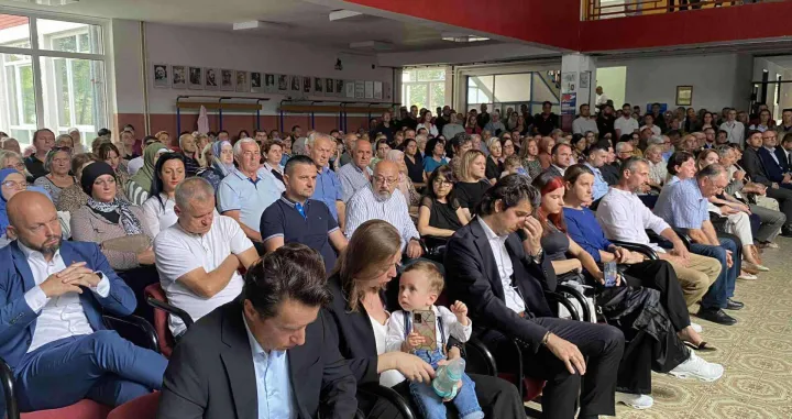 sanski most, gimnazija, godišnjica zločina, spomen ploča/Fikret Tufek